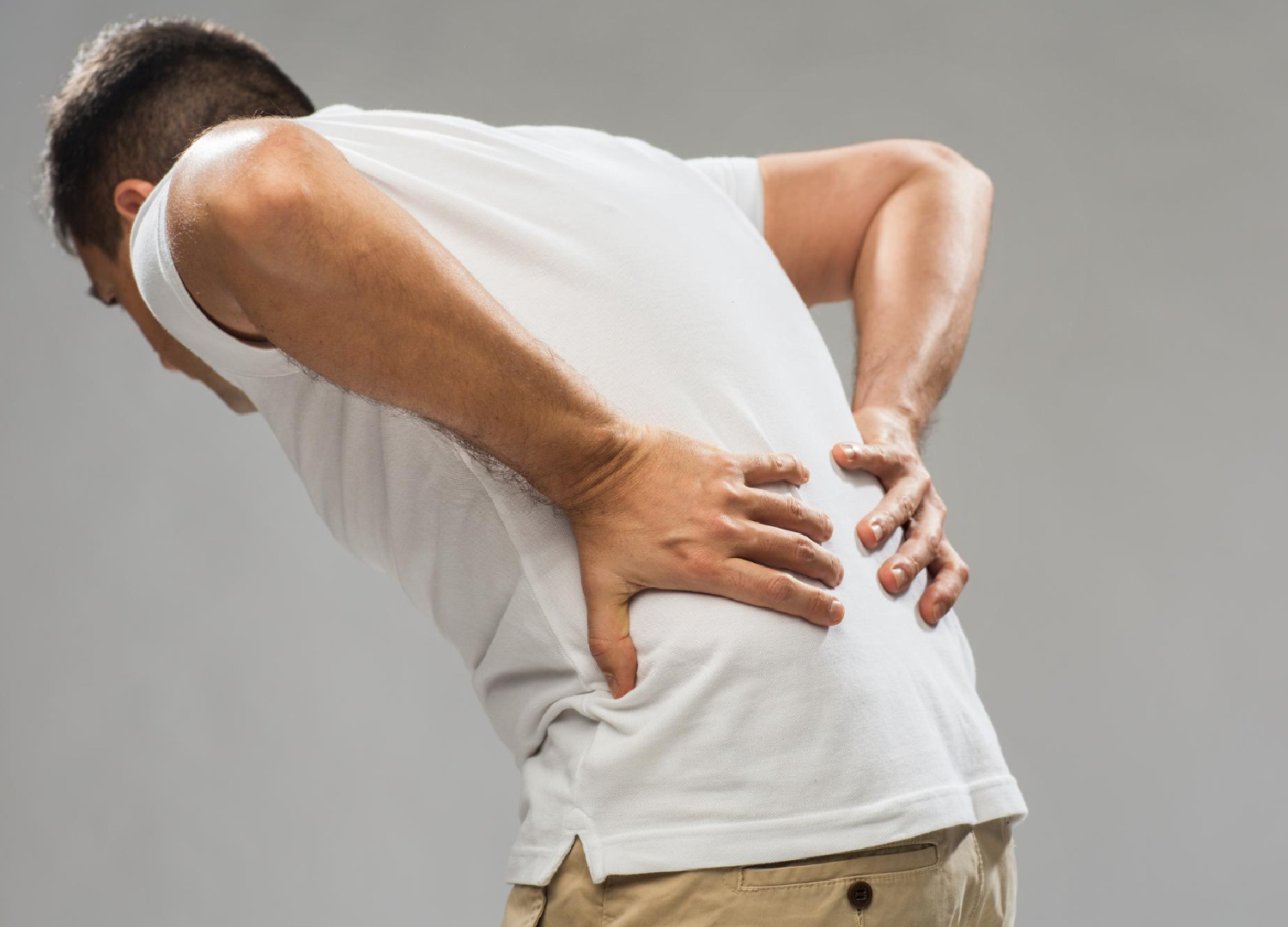 Individu mengalami sakit pinggang akibat masalah tulang belakang